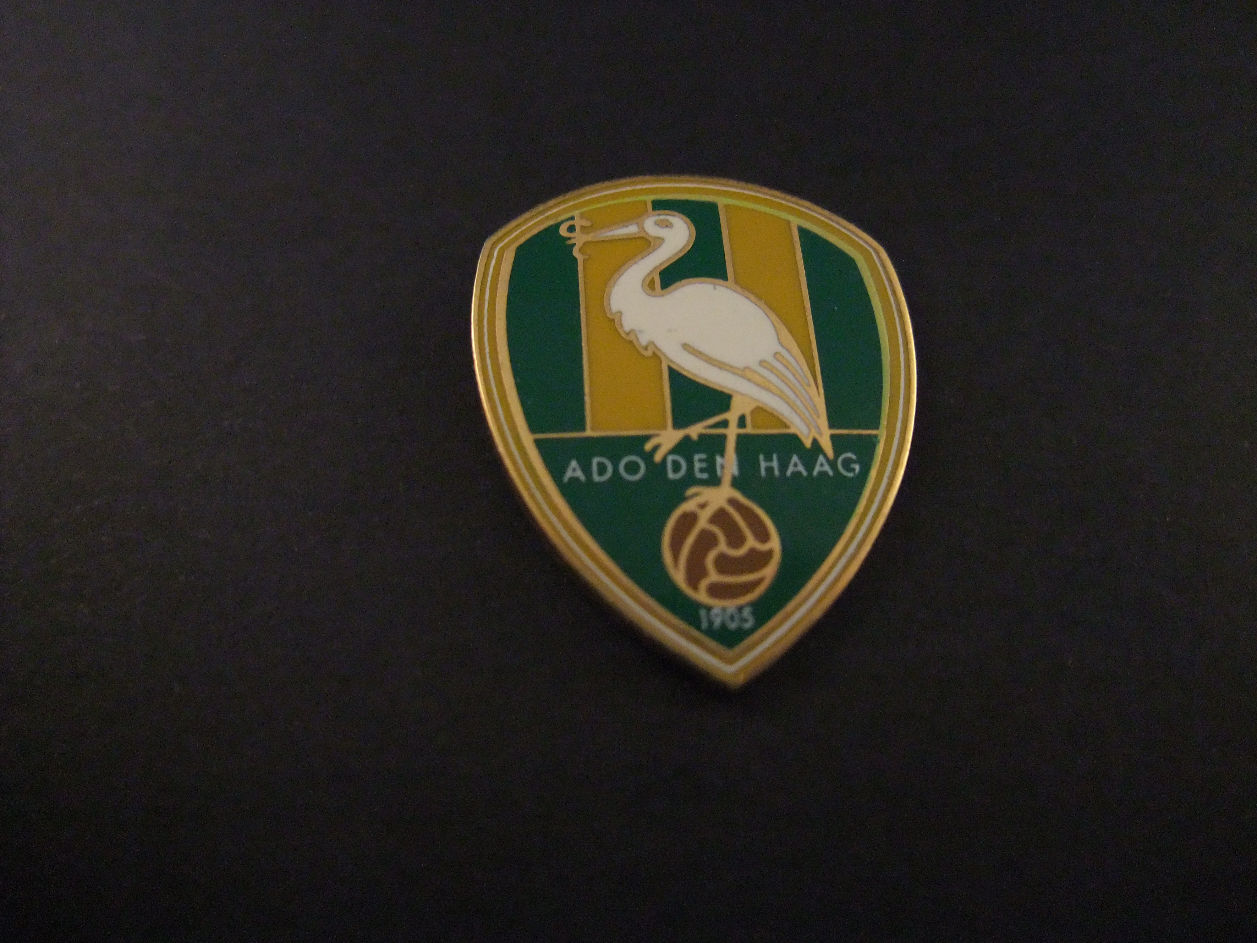 ADO Den Haag voetbalclub  sinds 1905 Haagse ooievaar op de bal